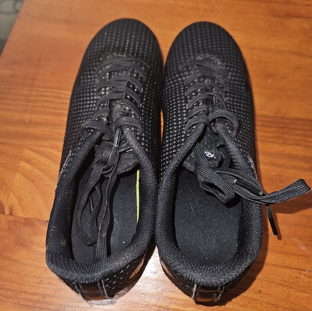 Brava Black Lace Up Soccer Cleats Shoes Kid's Size 5D!